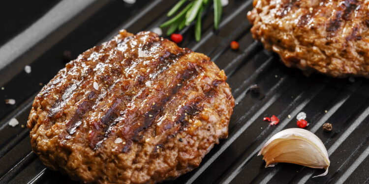 Hambúrguer caseiro pronto em 12 minutos sem fritura