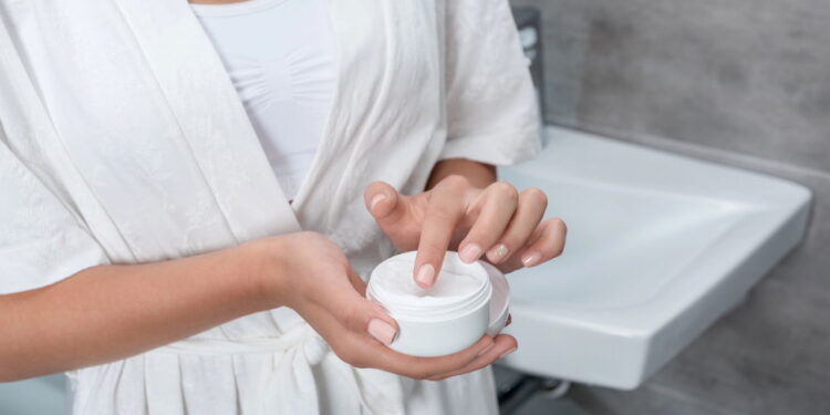 Hidratação depois do banho ajuda a manter a pele nutrida por mais tempo