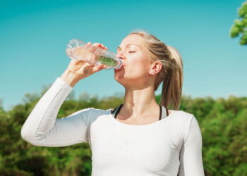 Benefícios da hidratação inteligente para a vitalidade da pele segundo nutricionistas