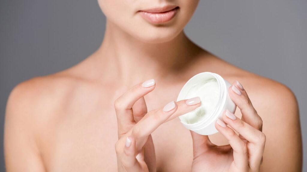 Hidratação depois do banho ajuda a manter a pele nutrida por mais tempo