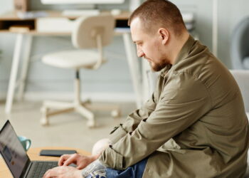 Pequenas mudanças no home office ajudam a prevenir dor e aumentar o foco