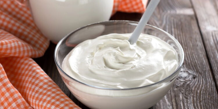 Chega de gastar com industrializados: faça iogurte caseiro cremoso usando só 2 ingredientes