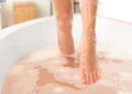 Especialistas explicam por que a lavagem dos pés com sal e bicarbonato faz diferença