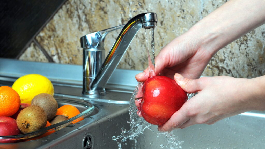 É o fim das moscas e mosquitos na cozinha, bastam algumas gotas deste produto e um pouco de vinagre