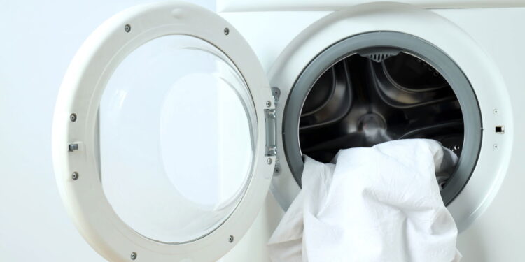 Com que frequência devemos lavar os lençóis, segundo microbiologistas