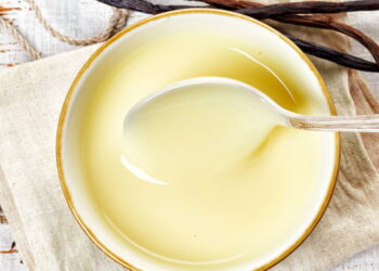 A receita de leite condensado caseiro mais fácil e cremosa