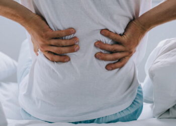 Esse sintoma comum na lombar após os 50 pode indicar problema na coluna