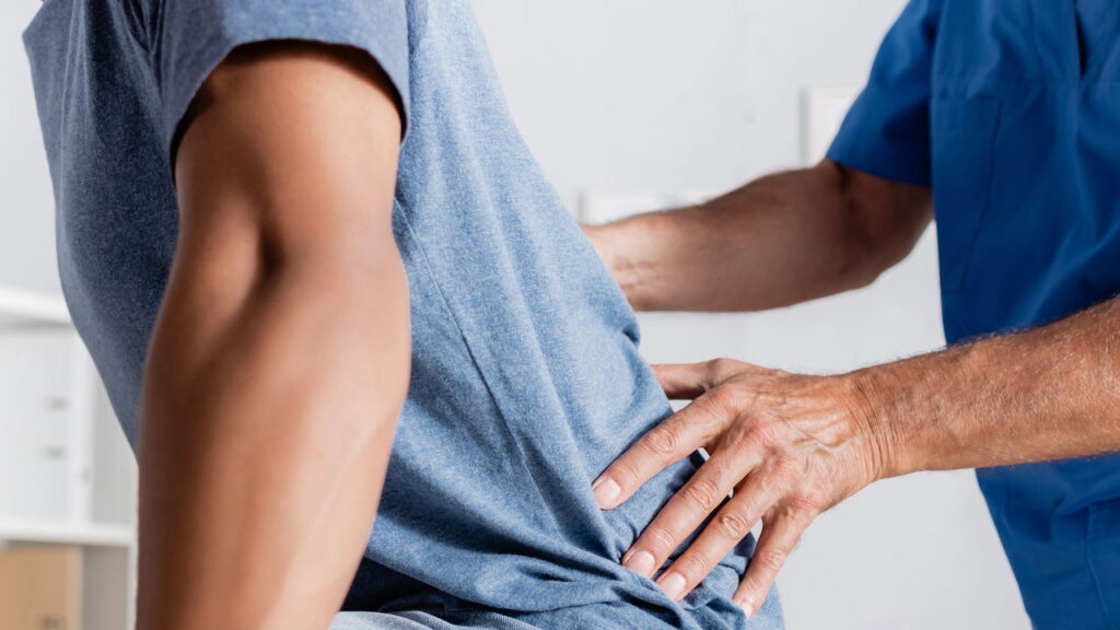 Esse sintoma comum na lombar após os 50 pode indicar problema na coluna
