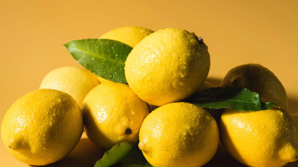 3 frutas fáceis de plantar em casa mesmo sem quintal