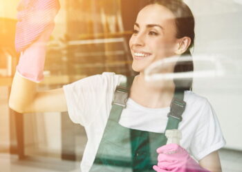 Nem faxina pesada, nem produto caro: o truque que deixa a casa brilhando