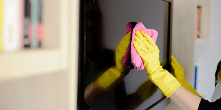 Como limpar a tela da TV e recuperar o brilho original sem esforço