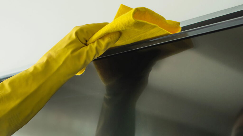 Como limpar a tela da TV e recuperar o brilho original sem esforço