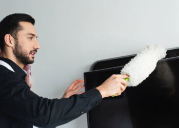 Como limpar a tela da sua TV sem deixar manchas e impressões digitais