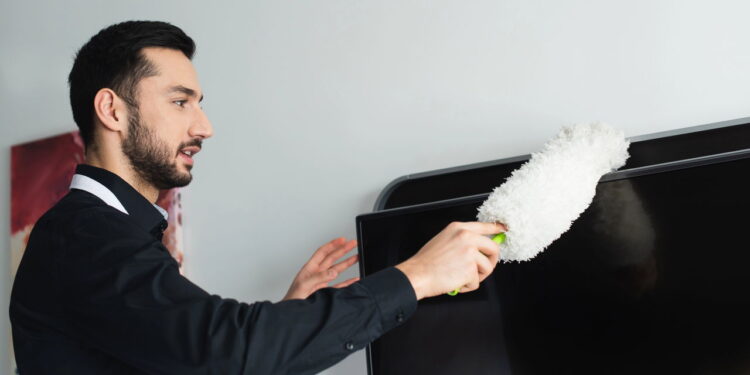 Como limpar a tela da sua TV sem deixar manchas e impressões digitais