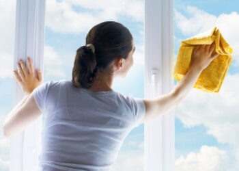 Nem detergente, nem multiuso: o ingrediente natural que limpa vidros sem manchar