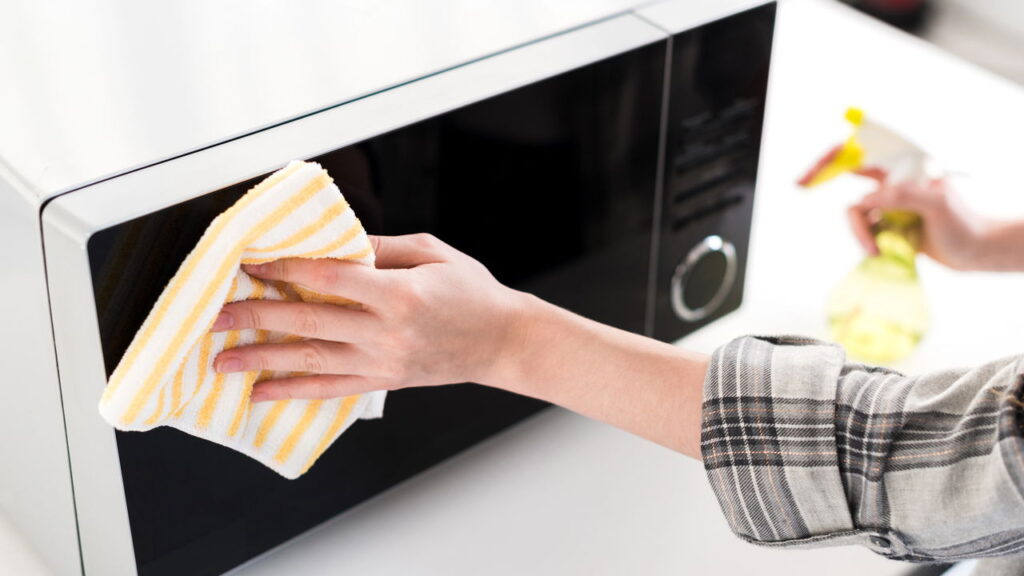 Nem sabão, nem esponja: a forma mais rápida de deixar o micro-ondas brilhando