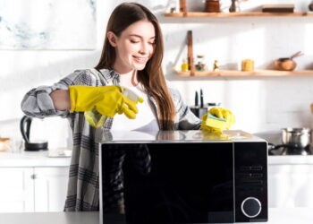 Nem sabão, nem esponja: a forma mais rápida de deixar o micro-ondas brilhando