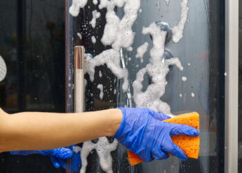 3 soluções caseiras para eliminar mofo do box com segurança