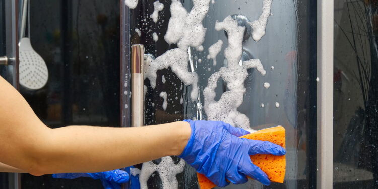 3 soluções caseiras para eliminar mofo do box com segurança