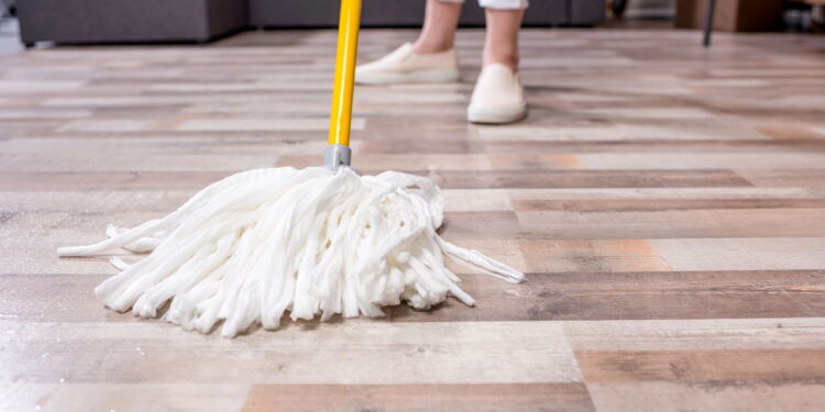 Conheça o truque de como limpar a casa em dias úmidos sem deixar o chão grudento