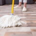 Conheça o truque de como limpar a casa em dias úmidos sem deixar o chão grudento