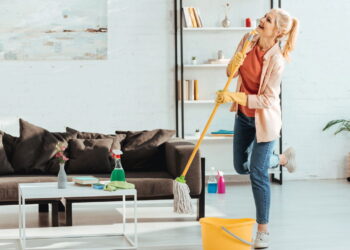 Nem vassoura, nem rodo: esse truque simples deixa o piso impecável