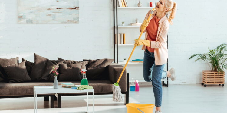 Nem vassoura, nem rodo: esse truque simples deixa o piso impecável