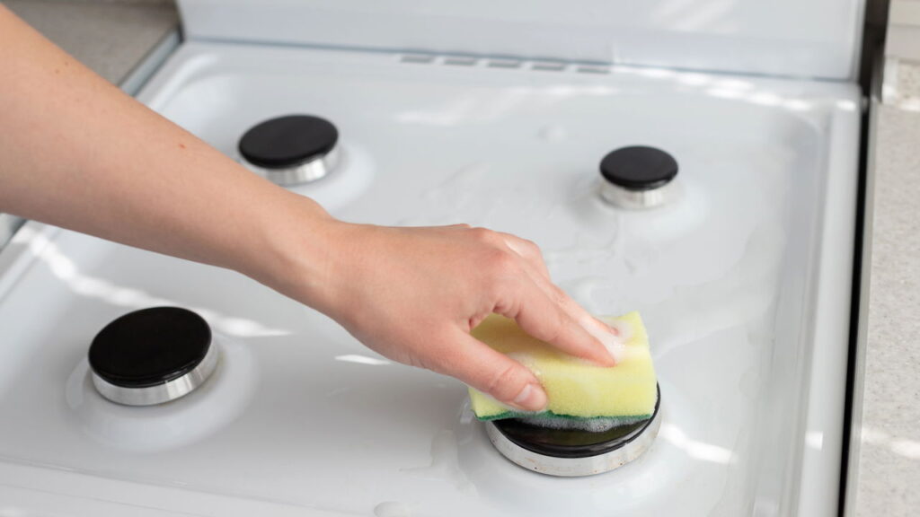 O jeito mais fácil de limpar o fogão e deixá-lo brilhando em minutos