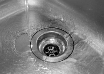 O truque do vovô com apenas uma colher que limpa o ralo em minutos