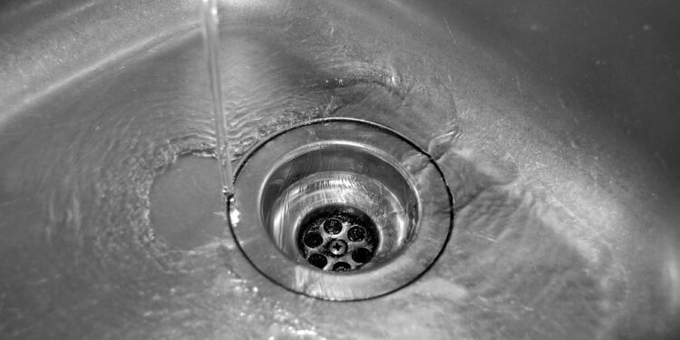 O truque do vovô com apenas uma colher que limpa o ralo em minutos