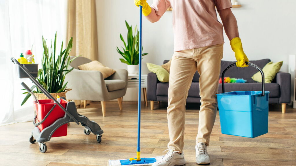 Nem cloro, nem água fervente: a receita caseira que higieniza pisos