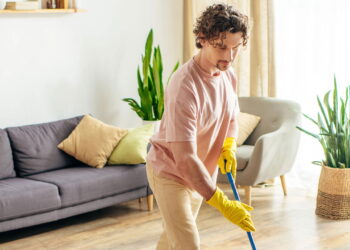 Nem cloro, nem água fervente: a receita caseira que higieniza pisos