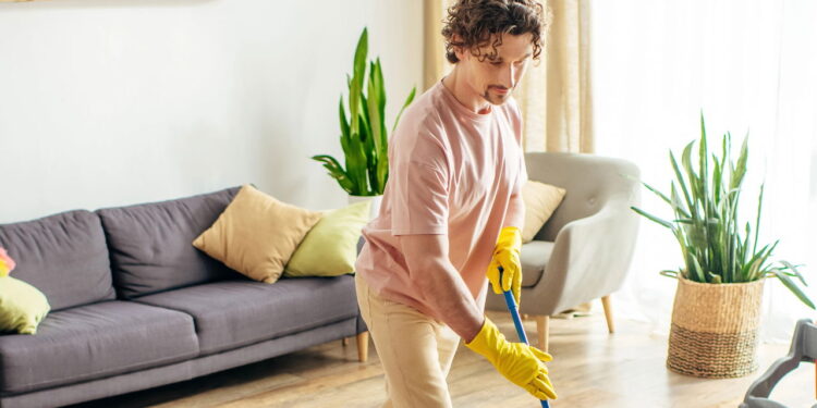 Nem cloro, nem água fervente: a receita caseira que higieniza pisos