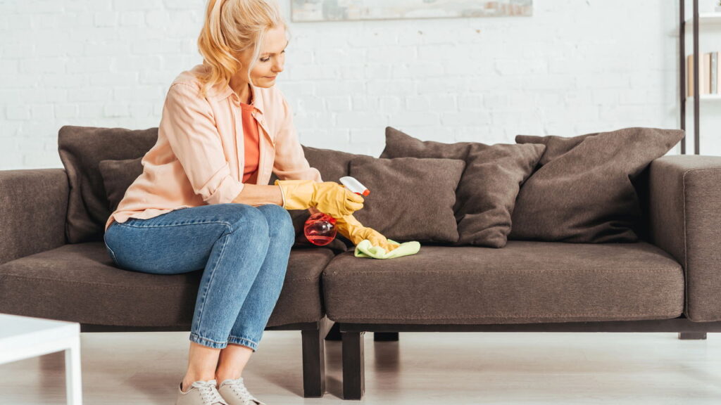 Nem álcool, nem sabão: esse truque limpa sofá como mágica