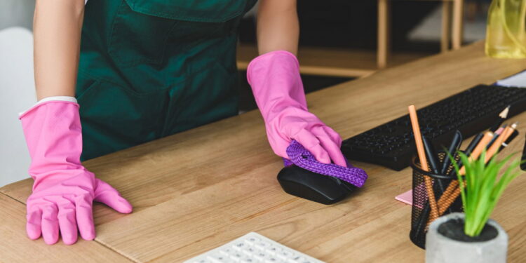 Truques de vó que deixam a casa limpa em poucos minutos