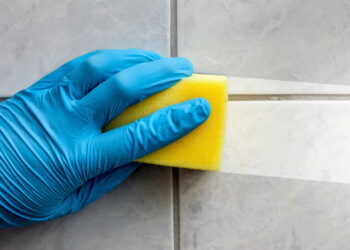 Nem esponja, nem escova: esse truque limpa azulejos encardidos em minutos