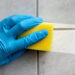 Nem esponja, nem escova: esse truque limpa azulejos encardidos em minutos