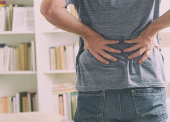 Sentar errado e não se alongar podem piorar a dor lombar