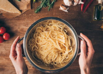 Novo jeito de cozinhar macarrão está conquistando as casas brasileiras