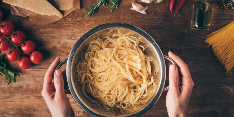 Novo jeito de cozinhar macarrão está conquistando as casas brasileiras