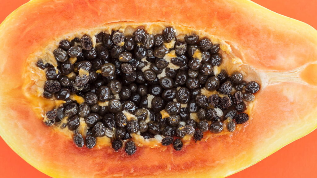 A fruta barata que melhora a força física e protege os ossos depois dos 40