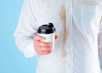 Truque simples com vinagre que remove manchas difíceis em minutos