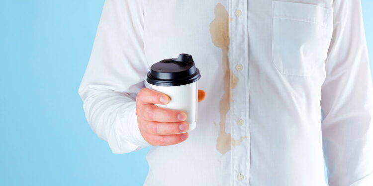 Truque simples com vinagre que remove manchas difíceis em minutos