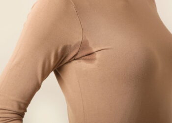 Nem água sanitária, nem bicarbonato: conheça o truque que remove manchas de desodorante em minutos