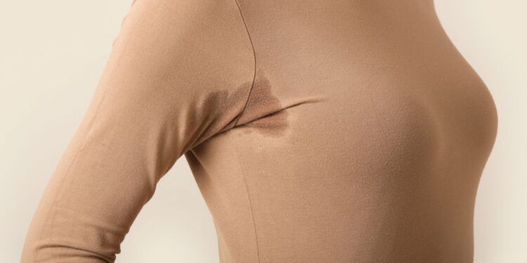 Nem água sanitária, nem bicarbonato: conheça o truque que remove manchas de desodorante em minutos