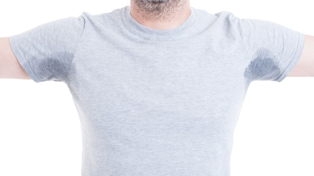 Nem água sanitária, nem bicarbonato: conheça o truque que remove manchas de desodorante em minutos