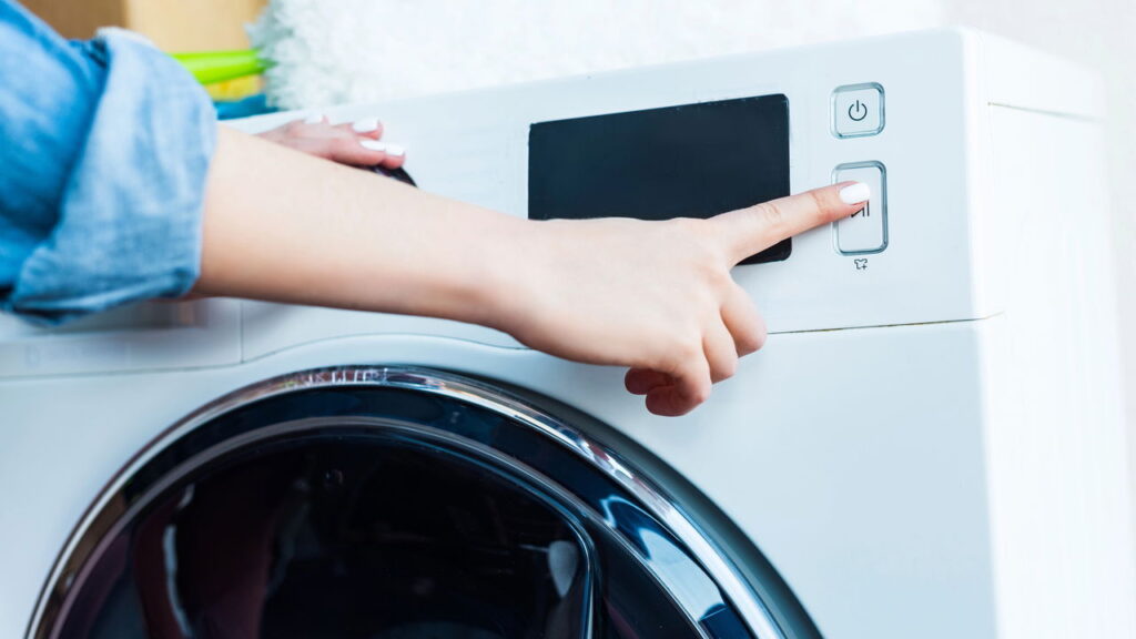 O erro que deixa sua máquina de lavar com mau cheiro e como evitar