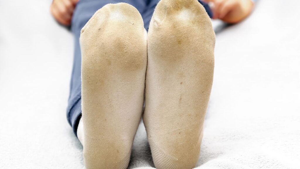 O melhor truque caseiro para deixar meias brancas como novas