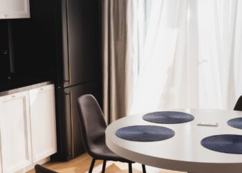 3 objetos que designers de interiores nunca colocariam na mesa de jantar