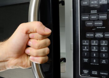 Alimentos que nunca devem ser levados ao micro-ondas